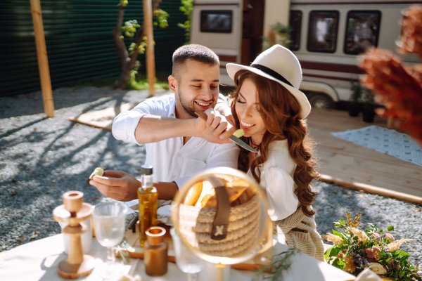 Le camping Epi Bleu offre-t-il des hébergements de luxe ?